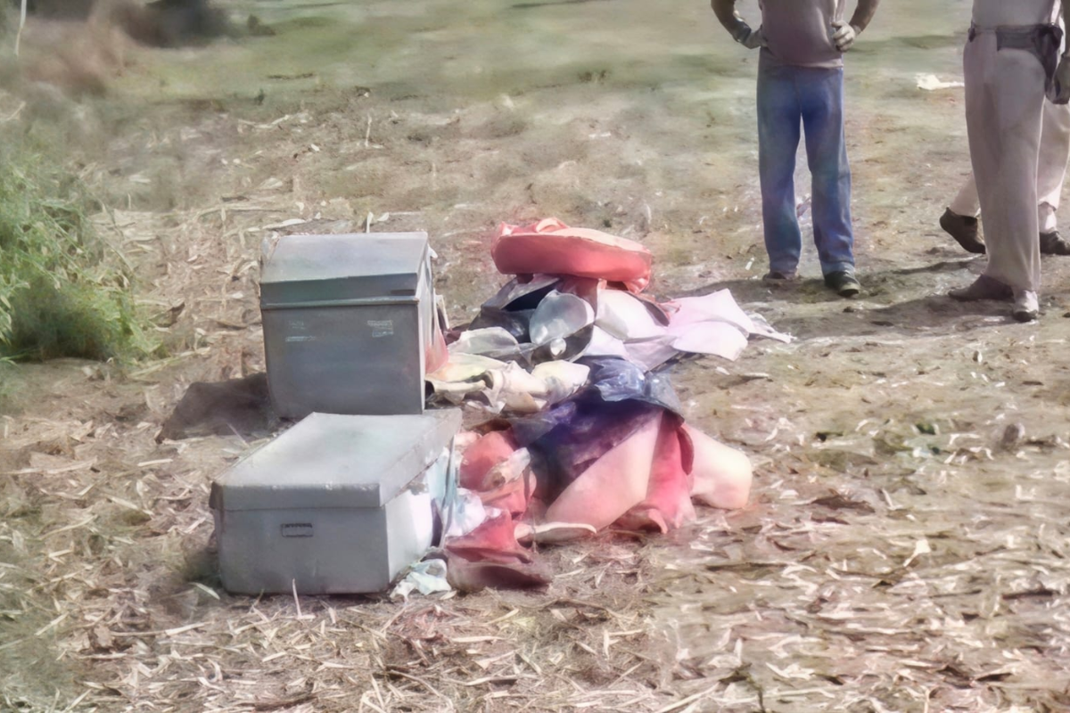 जहानाबाद: बुजुर्ग दंपति के कमरे में कुंडी लगा चोर ले उड़े कीमती सामान, खेत में मिला टूटा बक्सा और बैग, जांच में जुटी पुलिस
