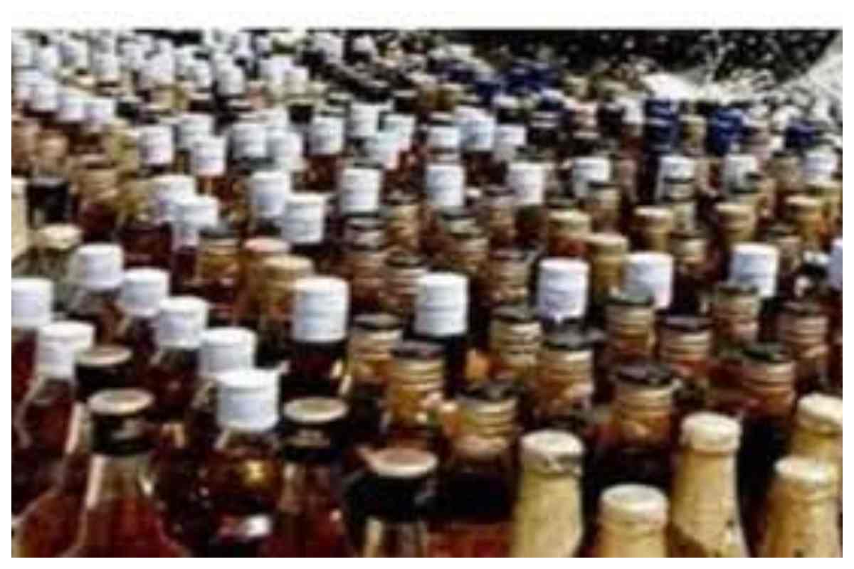 Jhanjharpur liquor Case: शराब से भरी पिकअप नदी किनारे पलटी, 3 हजार बोतल जब्त, दो तस्कर गिरफ्तार