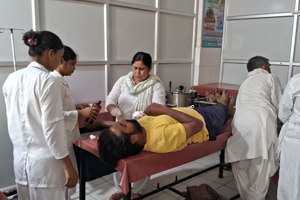 कैमूर में दो अलग-अलग हादसों का कहर, महिला के सिर और हाथ में लगी गंभीर चोट, तड़पती हालत में भभुआ रेफर