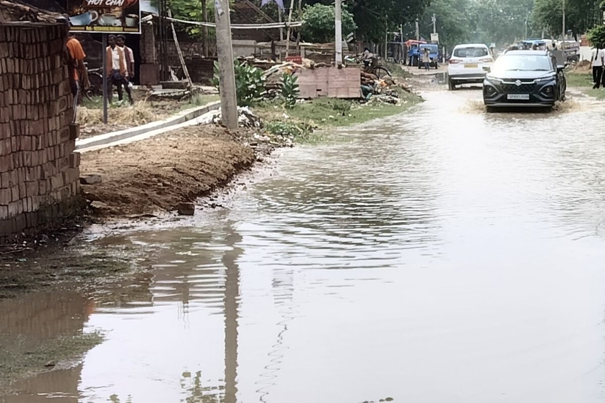 कैमूर : मानसून की पहली बारिश में बेलांव की सड़क बनी तालाब, घुटने भर पानी से राहगीर परेशान