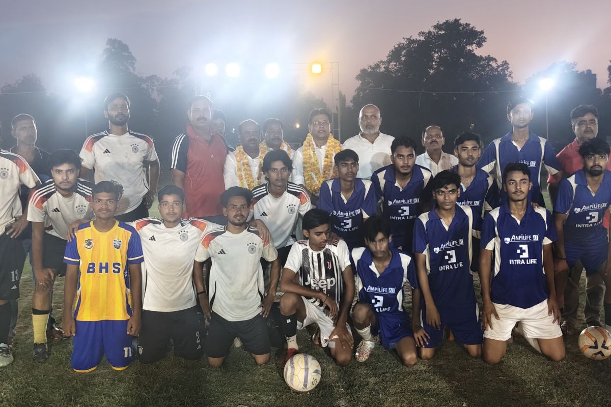 कैमूर में फ्लड लाइट फुटबॉल का रोमांच, फुफुआव और बियूर के बीच होगा खिताबी मुकाबला