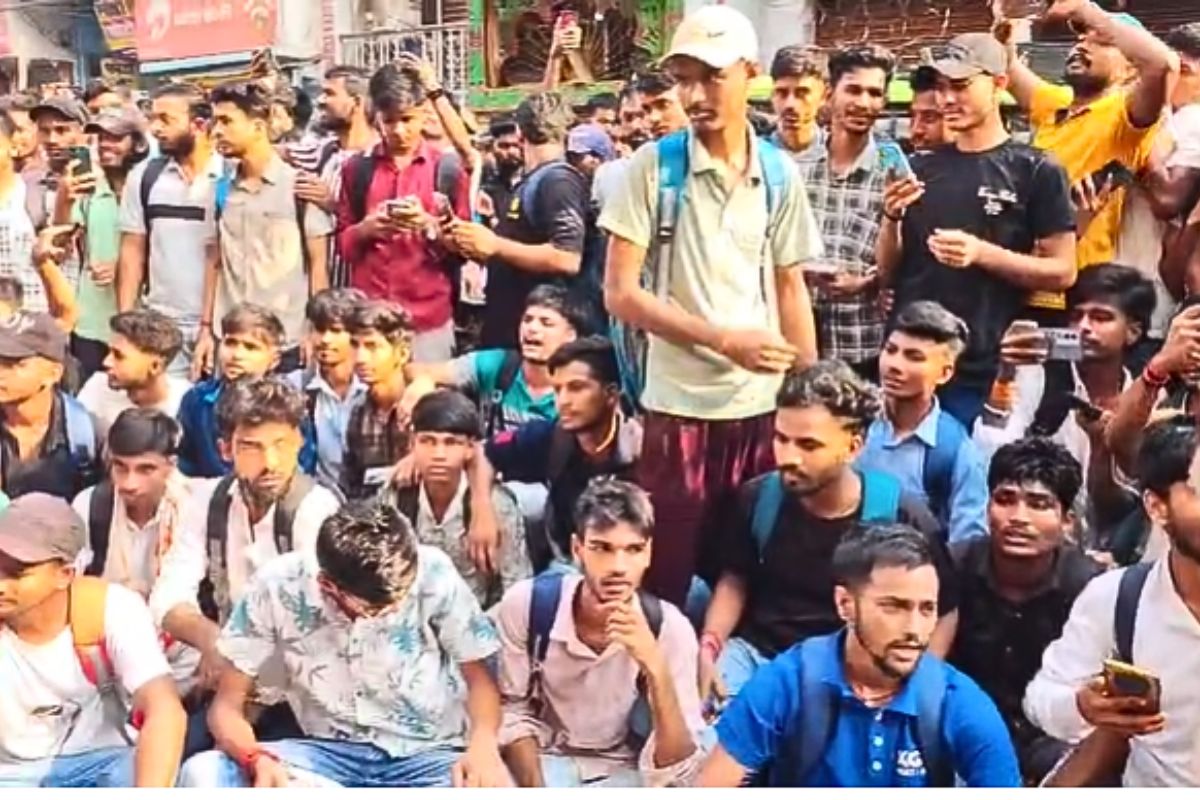 पटना में खान सर की कोचिंग के बाहर सड़क पर बैठे छात्र, बोले- जब तक सर को सुरक्षा नहीं मिलेगी, नहीं हटेंगे
