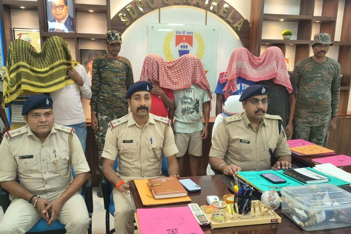 खरसावां में बंद अभिजीत फैक्ट्री में चोरी करने घुसे छह लोगों को पुलिस ने खदेड़ कर पकड़ा