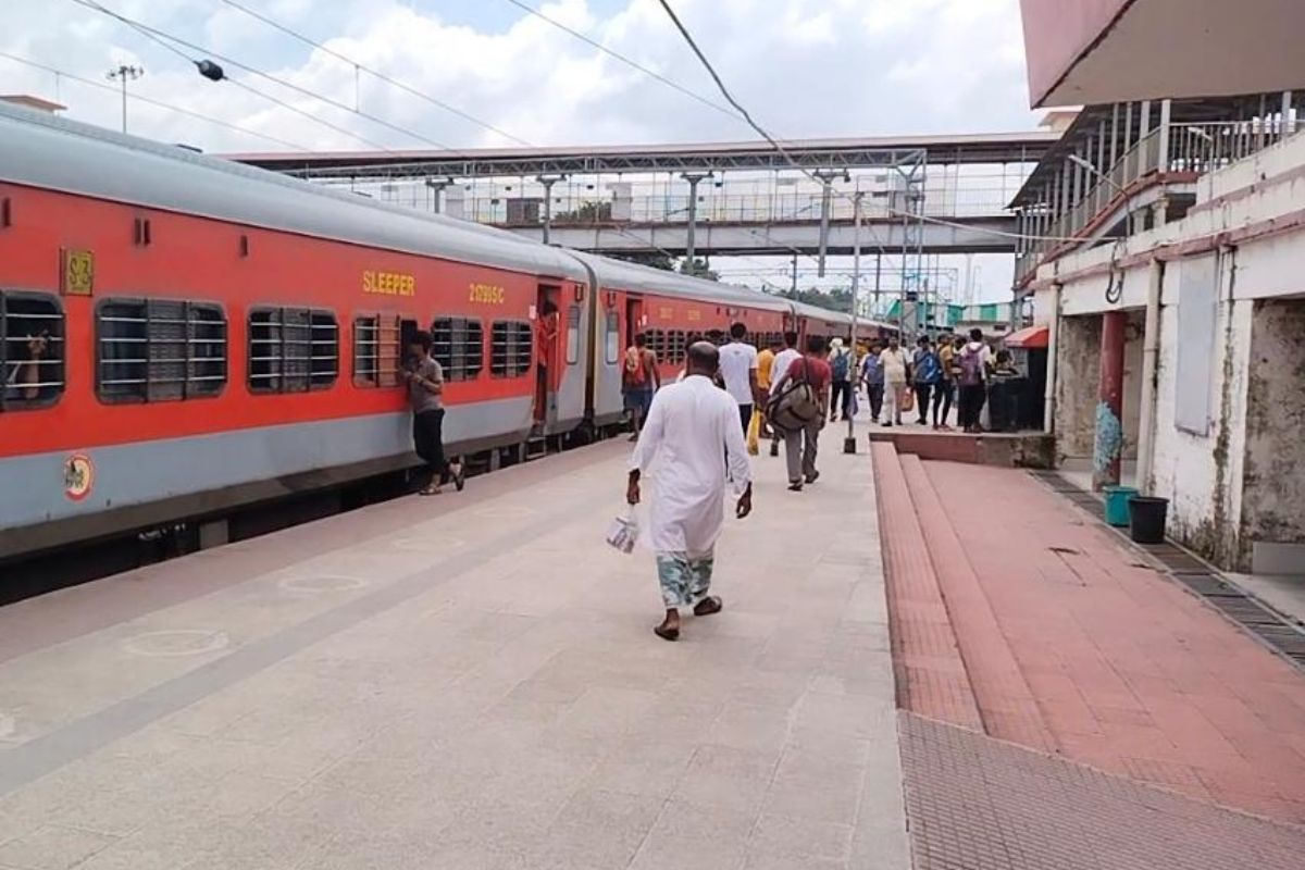 किशनगंज स्टेशन पर ट्रेनों की रफ्तार थमी, 8 घंटे लेट पहुंचीं कई एक्सप्रेस ट्रेनें