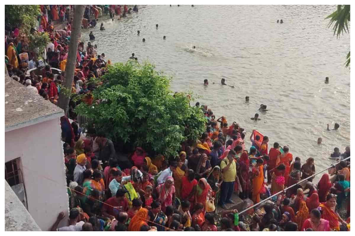 दरभंगा: गौतम कुंड में स्नान-दान के लिए उमड़े श्रद्धालु, मलमास का हुआ समापन
