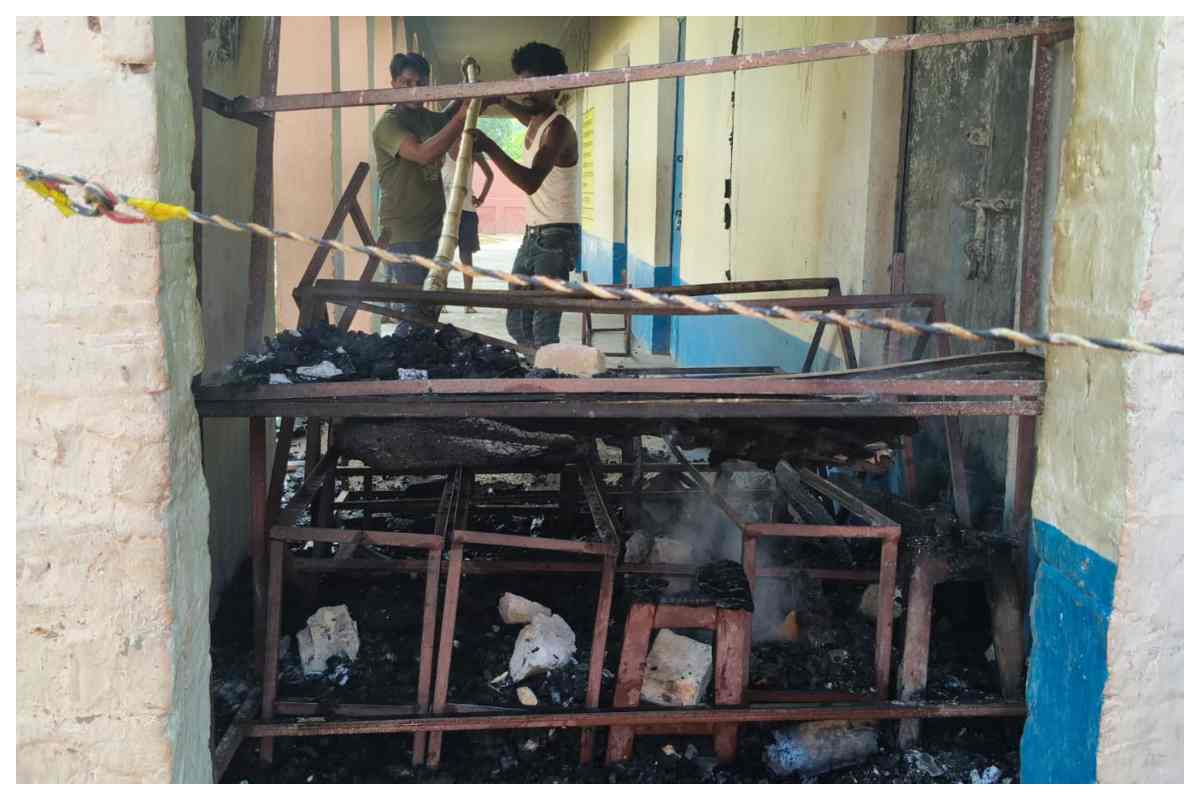Motihari News: सरकारी स्कूल में लगी आग, 12 बेंच-डेस्क जलकर राख, शॉर्ट सर्किट की आशंका