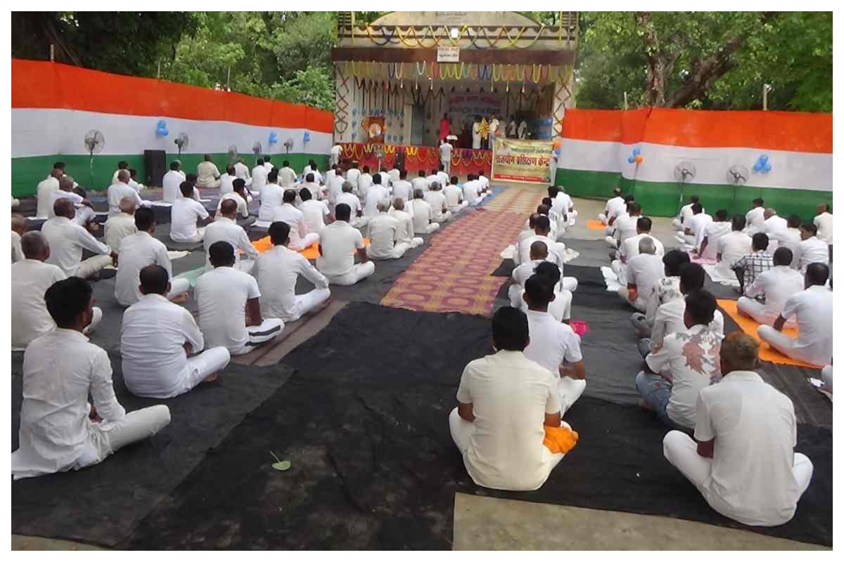 केंद्रीय कारा में गूंजा योग का संदेश, बंदियों ने नियमित योग का लिया संकल्प