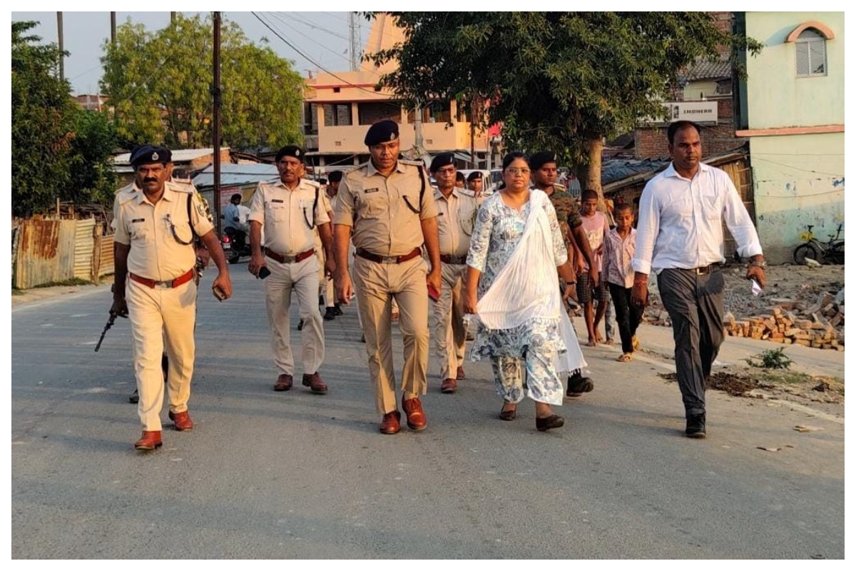 मुहर्रम को लेकर बेलसंड में शांति समिति की बैठक, सुरक्षा के लिए निकाला गया फ्लैग मार्च