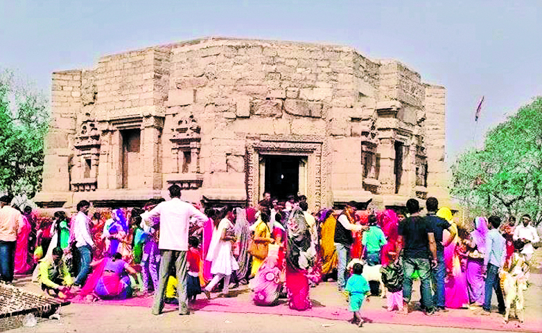 Kaimur News : माता मुंडेश्वरी मंदिर में सुबह की महाआरती में पहुंचे देश-विदेश के पर्यटक