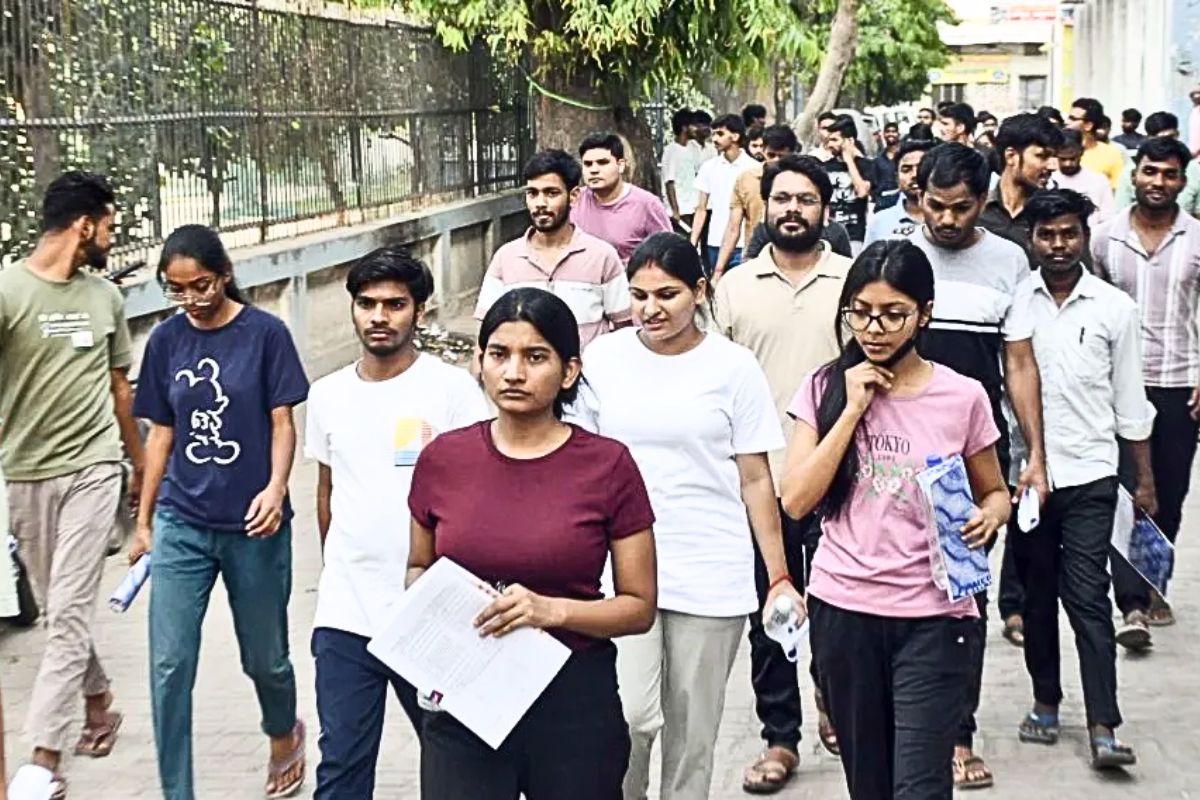 NEET री-एग्जाम आज: बिहार में 1.56 लाख छात्र देंगे परीक्षा, 1500 बसों में मुफ्त सफर, जानें और क्या-क्या सुविधाएं मिलेंगी