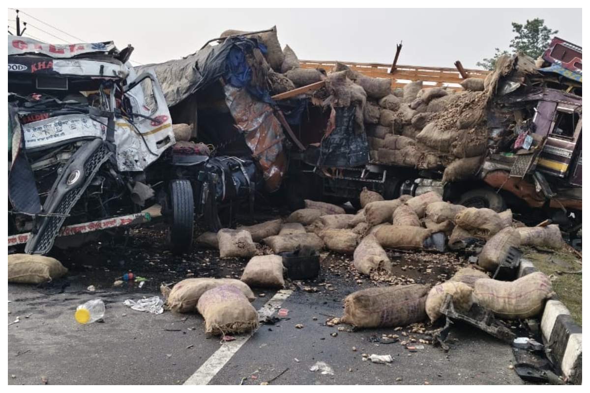 NH-27 पर भीषण सड़क हादसा: दो ट्रकों की टक्कर में चालक की मौत, तीन घायल