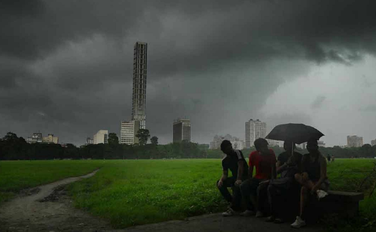 बंगाल को दो चक्रवातों के प्रभाव का इंतजार, गुरुवार से आंधी व बारिश के आसार