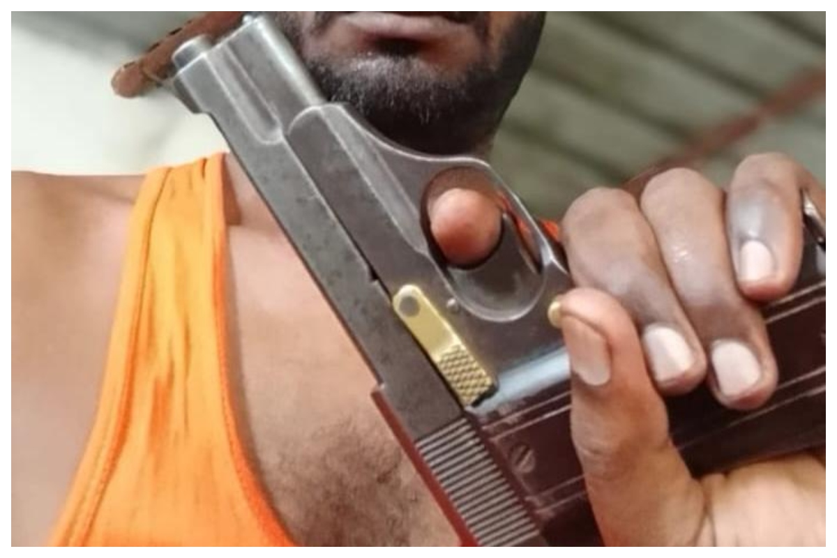 सोशल मीडिया पर हाथ में हथियार लिए युवक की तस्वीर वायरल, जांच में जुटी पुलिस