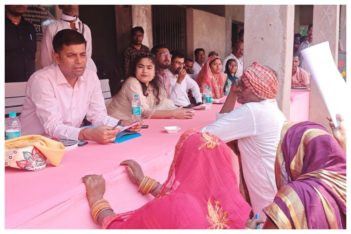 Madhubani News: सहयोग शिविर में उमड़ी महिलाओं की भीड़, राशन-पेंशन दाखिल-खारिज और आवास के लिए अधिकारियों से गुहार
