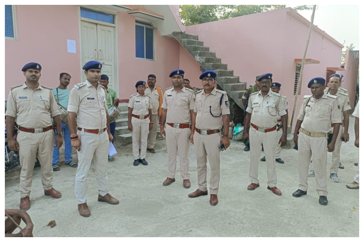 मोतिहारी: पुलिस का बड़ा एक्शन, जहरीली शराब कांड के अभियुक्त और मवेशी तस्कर के घर चिपकाया इश्तिहार