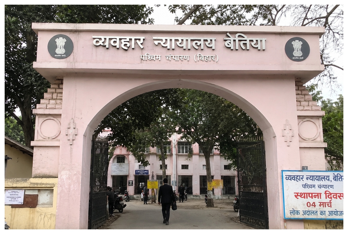 बेतिया: कोर्ट में शराब पीकर गवाही देने पहुंचा SSB का जवान,जज ने पुलिस के हवाले कर दर्ज कराई FIR