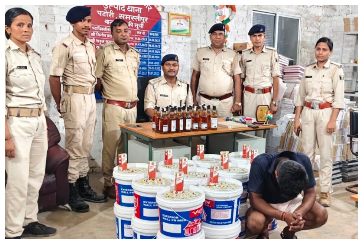 Samastipur News: उत्पाद विभाग की बड़ी कार्रवाई: 20 बाल्टियों में छिपाकर रखी 170 लीटर विदेशी शराब जब्त, तस्कर गिरफ्तार