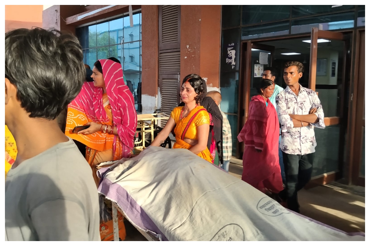 Bettiah News: प्रसूता की मौत के बाद भारी बवाल, परिजनों ने डॉक्टरों पर लगाया मारपीट और लापरवाही का आरोप
