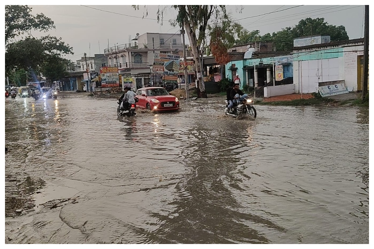 Motihari Weather News Today: तेज आंधी और बारिश से झुलसती फसलों को मिला जीवनदान, जलजमाव से राहगीर परेशान