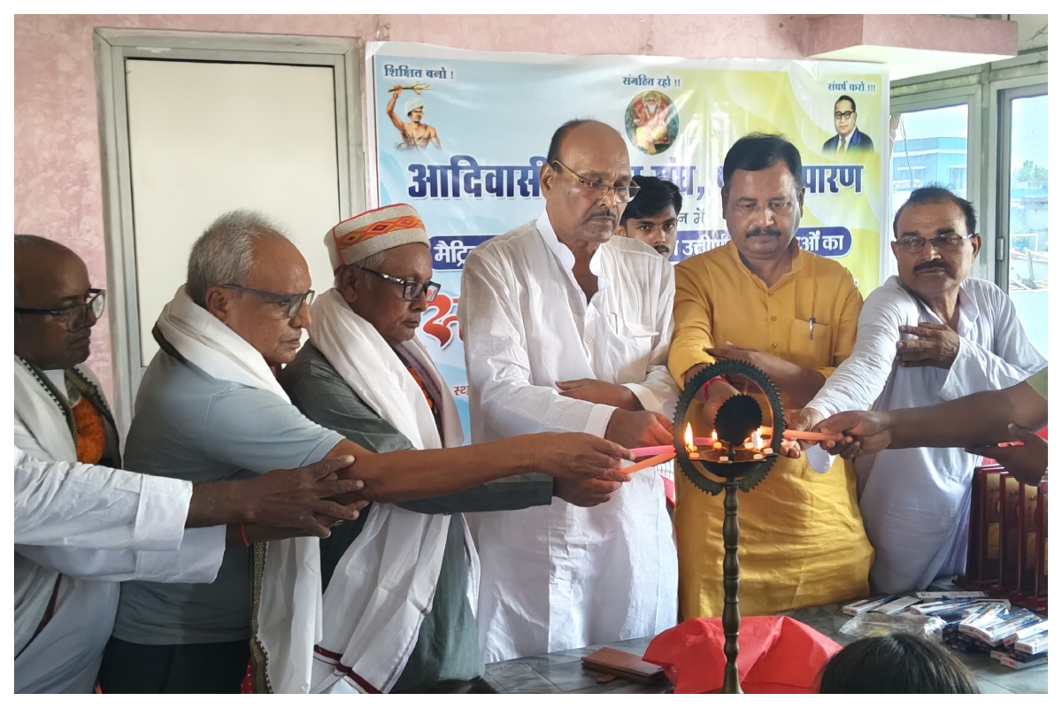 Motihari: रघुनाथपुर में आदिवासी लोहार संघ का प्रतिभा सम्मान समारोह, 150 छात्र-छात्राएं सम्मानित