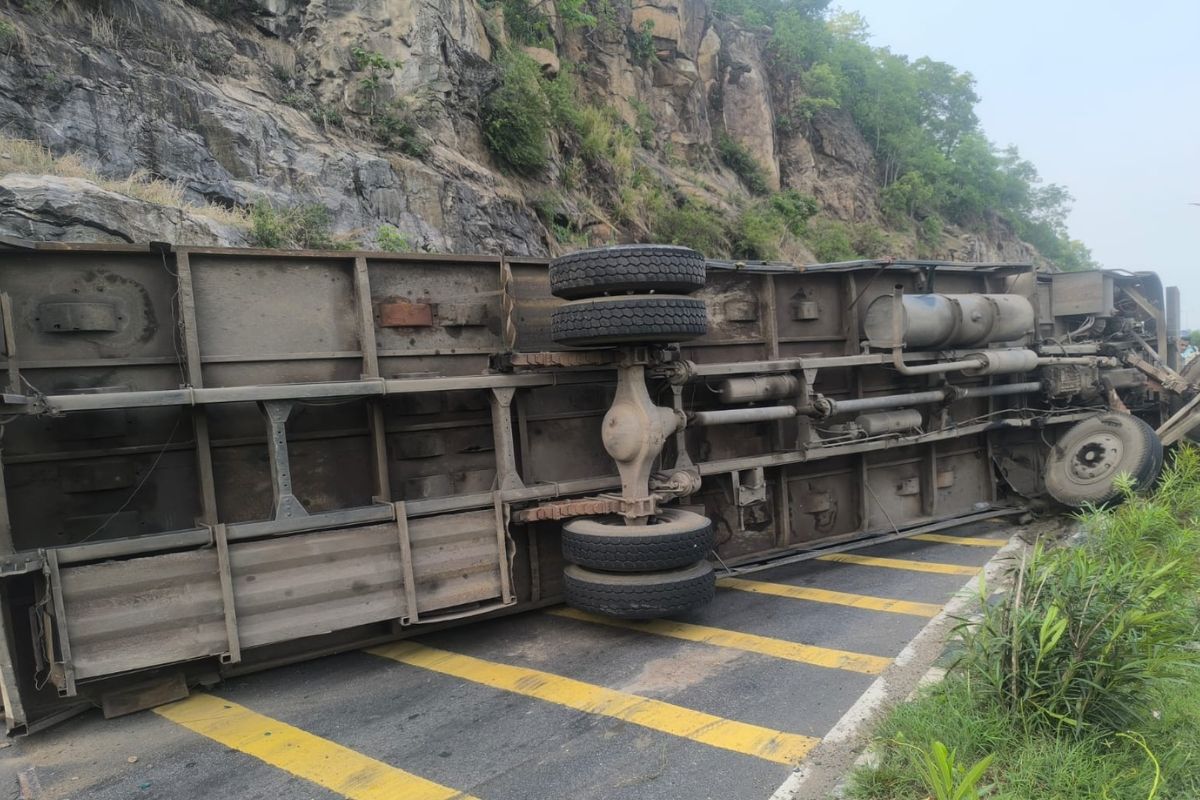 रामगढ़: चुटूपालू घाटी में पलटा रूई लदा ट्रक, ड्राइवर घायल, लगा लंबा जाम