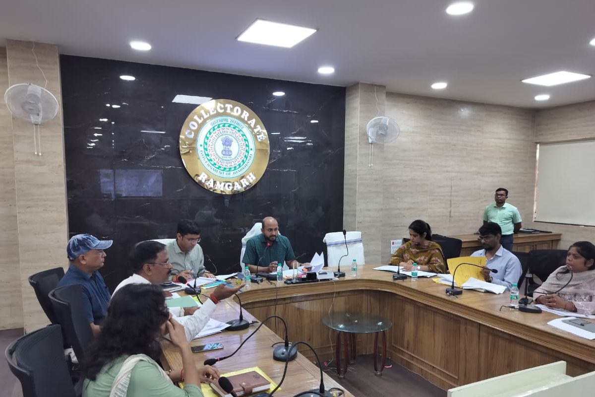 रामगढ़ में ग्रामीण विकास योजनाओं की समीक्षा बैठक आयोजित, डीसी ने दिए निर्देश