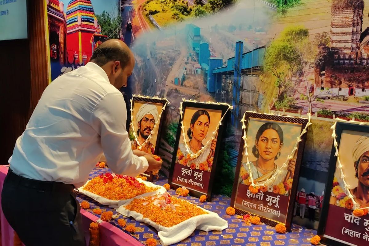 रामगढ़ में हूल दिवस पर अमर शहीदों को श्रद्धांजलि, समाहरणालय में कार्यक्रम आयोजित