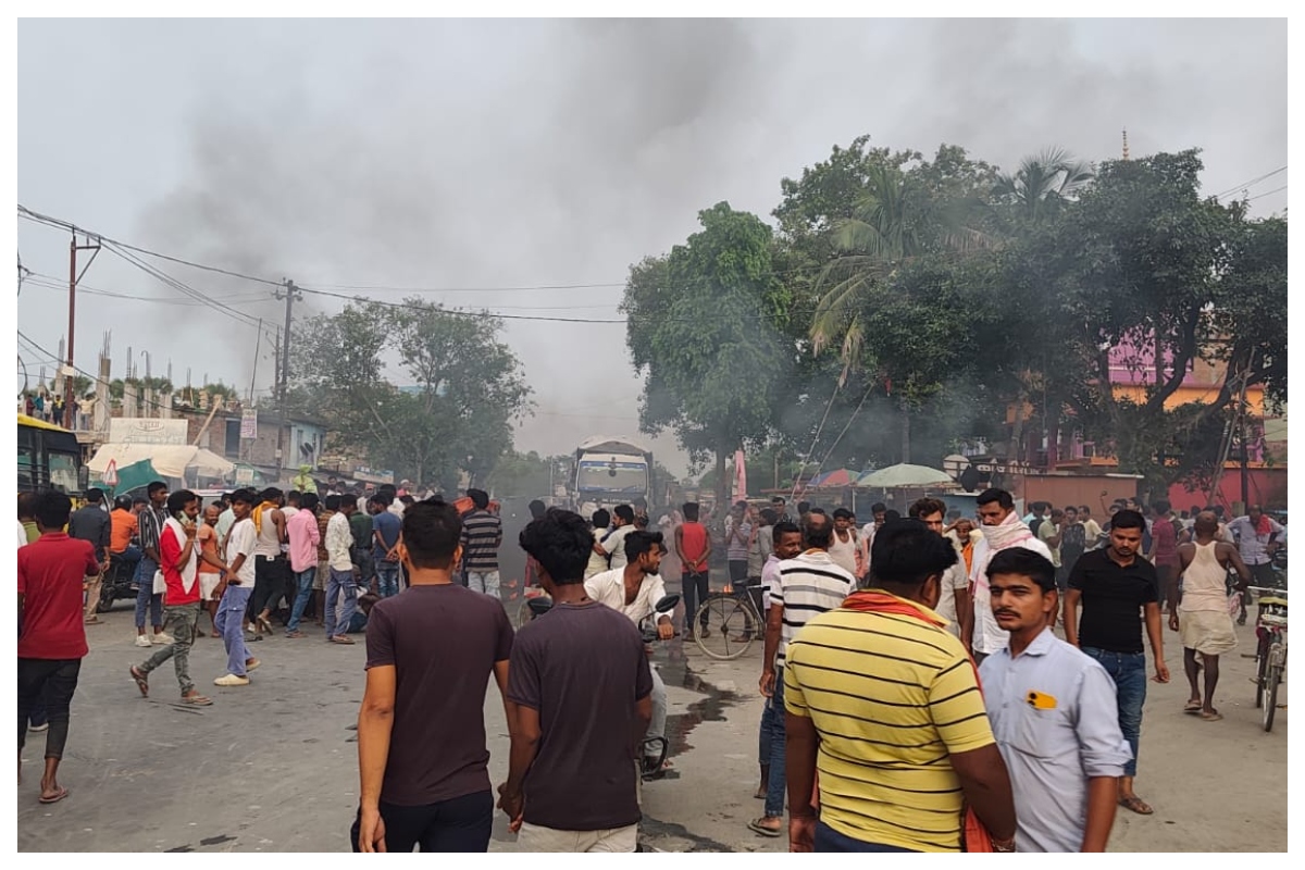 Samastipur Crime News: ताजपुर में युवक की संदिग्ध मौत, NH-28 जाम कर लोगों ने किया प्रदर्शन