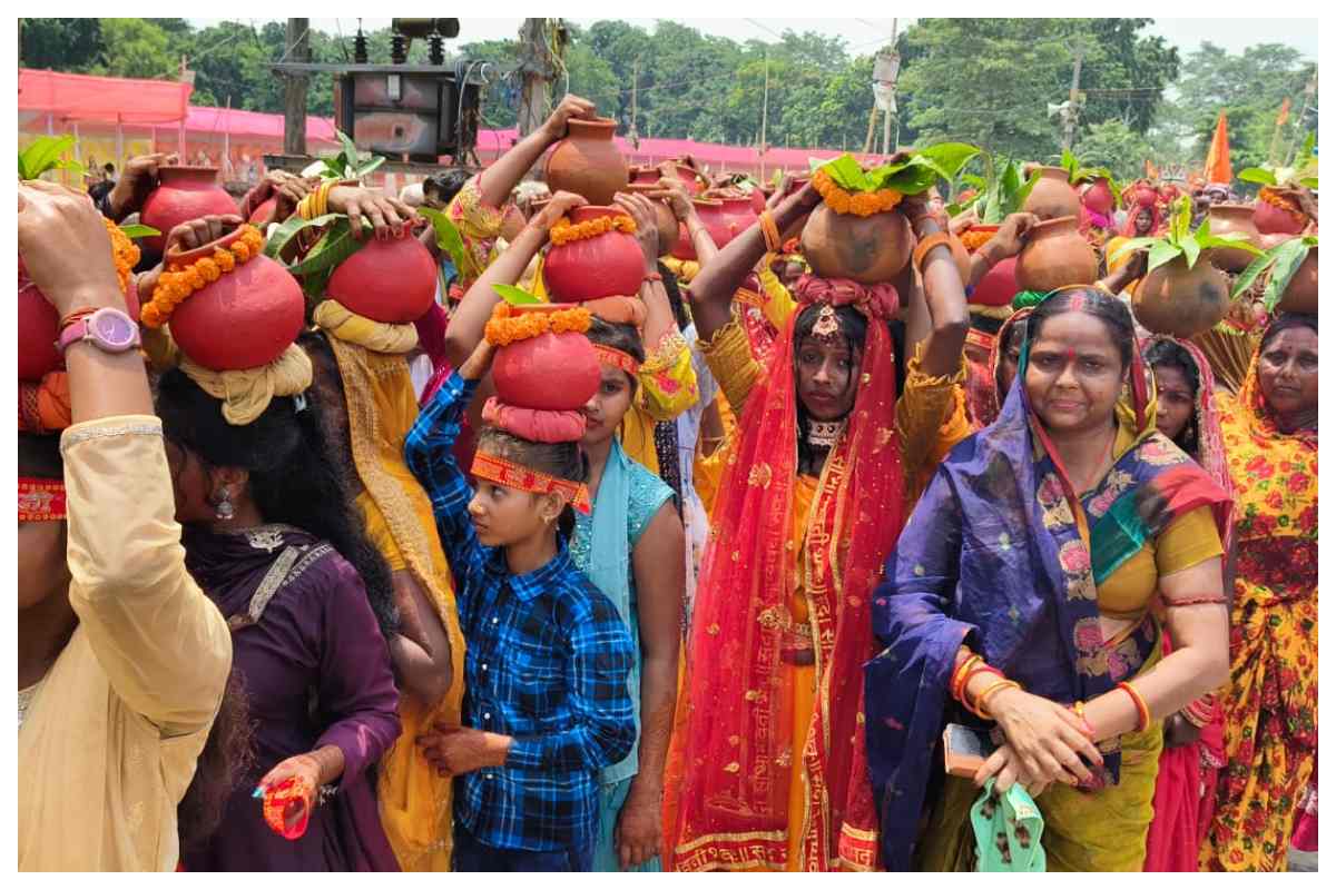 Samastipur Kalash Yatra: चकोटी मठ से निकली कलश शोभायात्रा, 2100 कन्याओं ने लिया भाग
