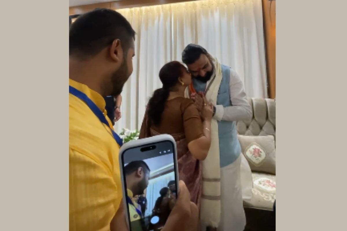 क्रिकेटर आकाशदीप की मां और सीएम सम्राट का वीडियो वायरल, कान में ऐसा क्या कहा कि मुख्यमंत्री लगाने लगे ठहाके?