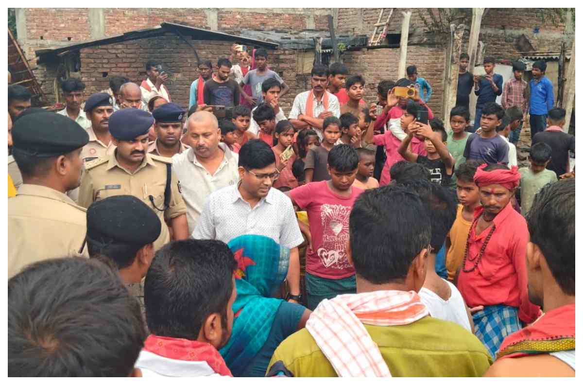 तरियानी में सिलेंडर ब्लास्ट के बाद आठ घर जलकर राख, SDM ने लिया जायजा