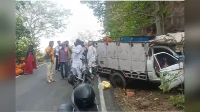 कैमूर में सड़क हादसा: श्रद्धालुओं से भरी पिकअप पलटी से महिला की मौत, दर्जनभर घायल