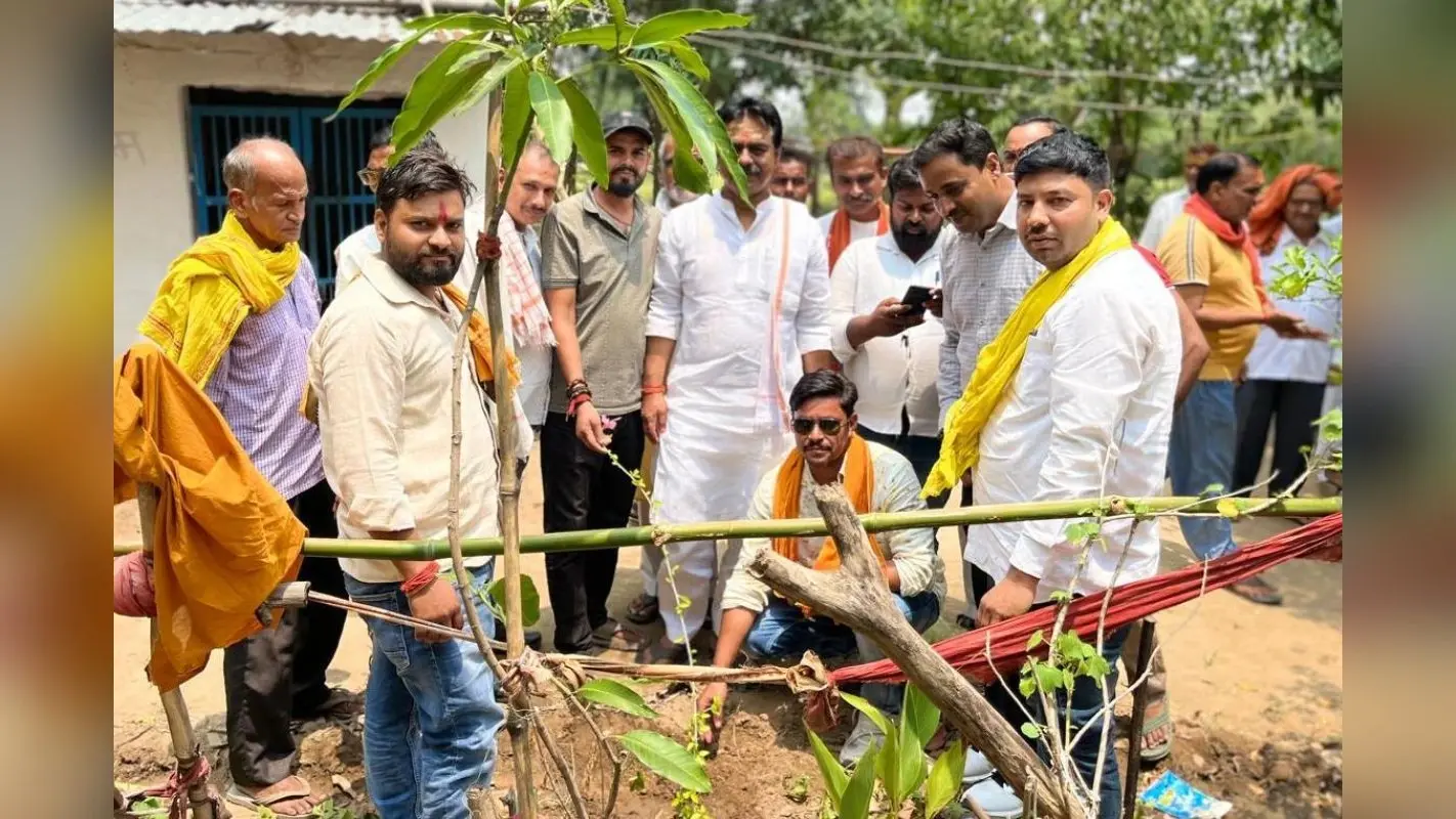 बक्सर के डुमरांव में भाजपा उपाध्यक्ष का आगमन, पौधारोपण कर दिया संदेश