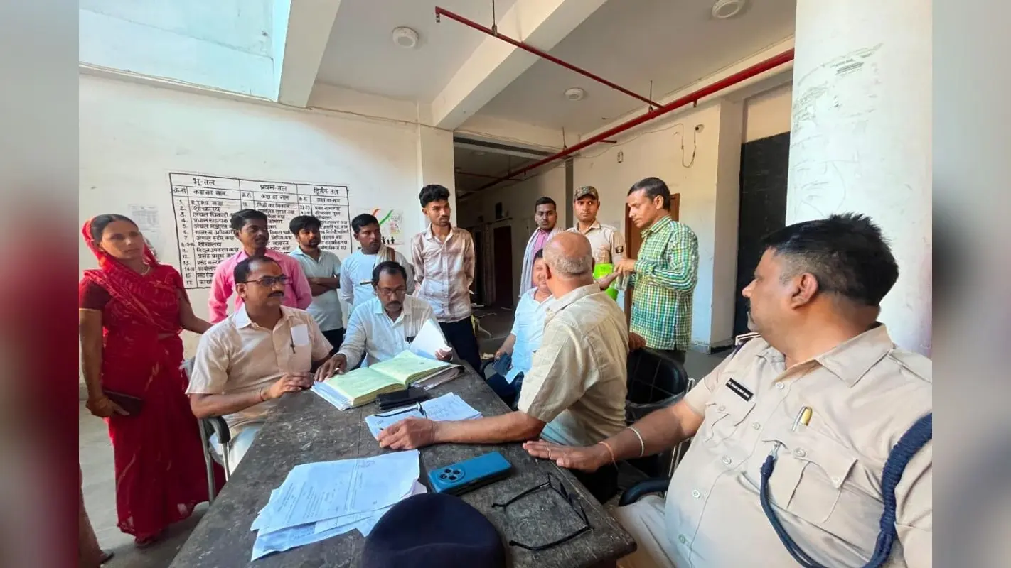 बक्सर के जनता दरबार में सीओ ने सुनी लोगों की फरियाद, 12 मामलों का मौके पर निपटारा