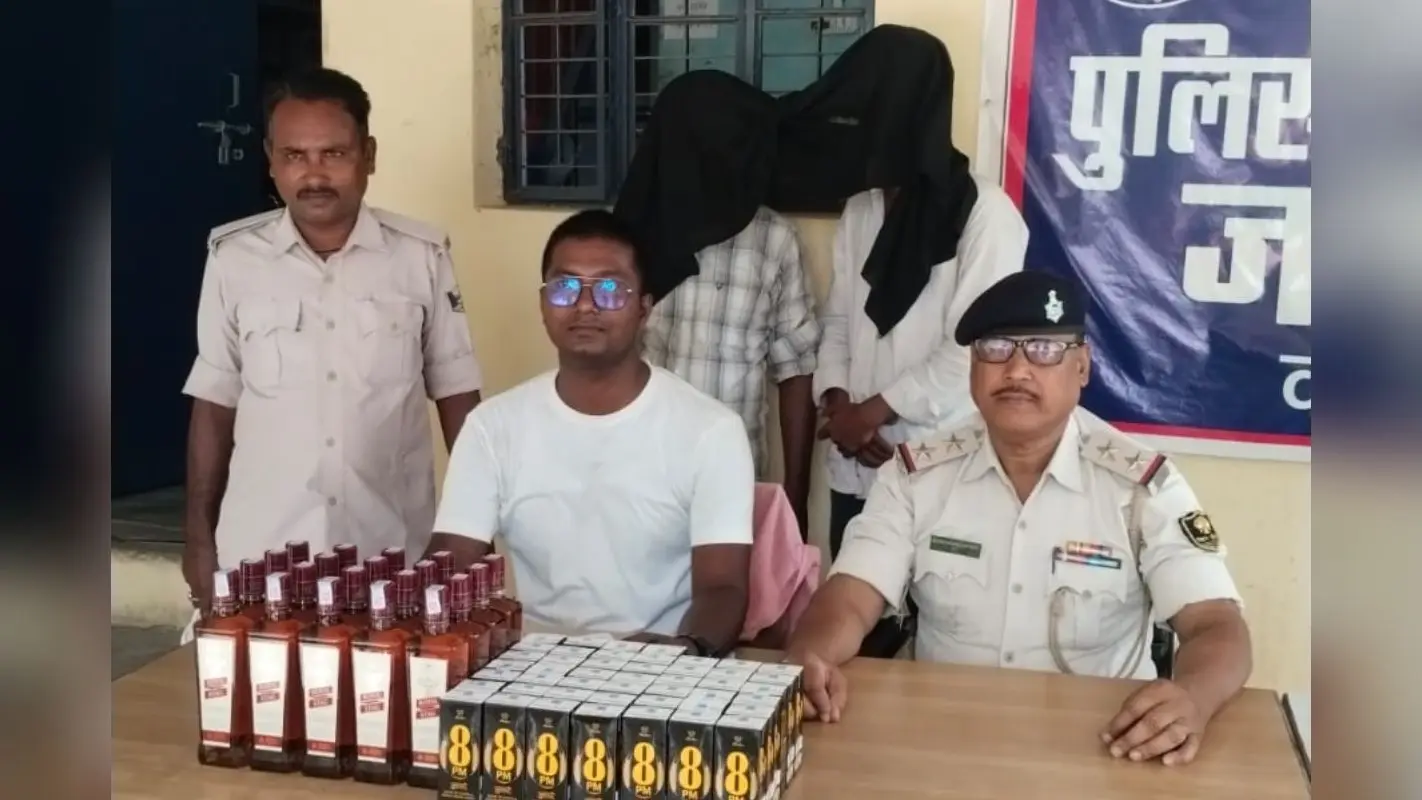 एनएच-319 पर पुलिस की कार्रवाई, 15 लीटर विदेशी शराब के साथ दो तस्कर गिरफ्तार