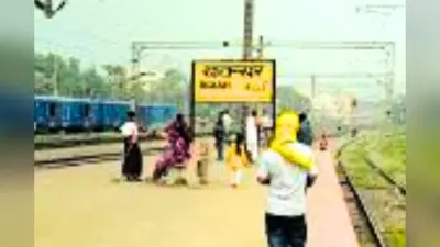 आरा में रेलवे की व्यवस्था पर उठे सवाल, जंक्शन पर बुनियादी सुविधाए ठप, इधर-उधर भटक रहे यात्री