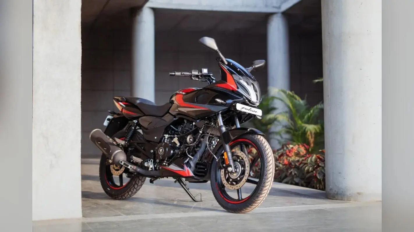 नए LED हेडलाइट के साथ लॉन्च हुई 2026 Bajaj Pulsar 220F, जानें कीमत और फीचर