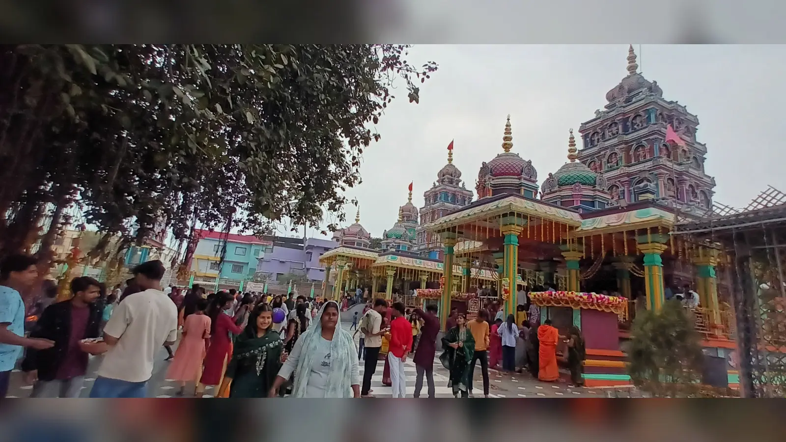 आज का दर्शन : गोवर्धन मंदिर में सुबह और शाम संध्या आरती में श्रद्धालुओं की भीड़