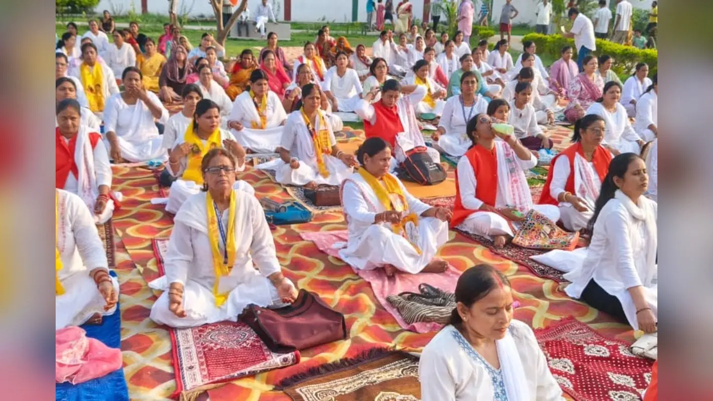 सासाराम के नेहरू पार्क में योग का महासंगम, अंतर्राष्ट्रीय योग दिवस पर हजारों लोगों ने किया सामूहिक योगाभ्यास