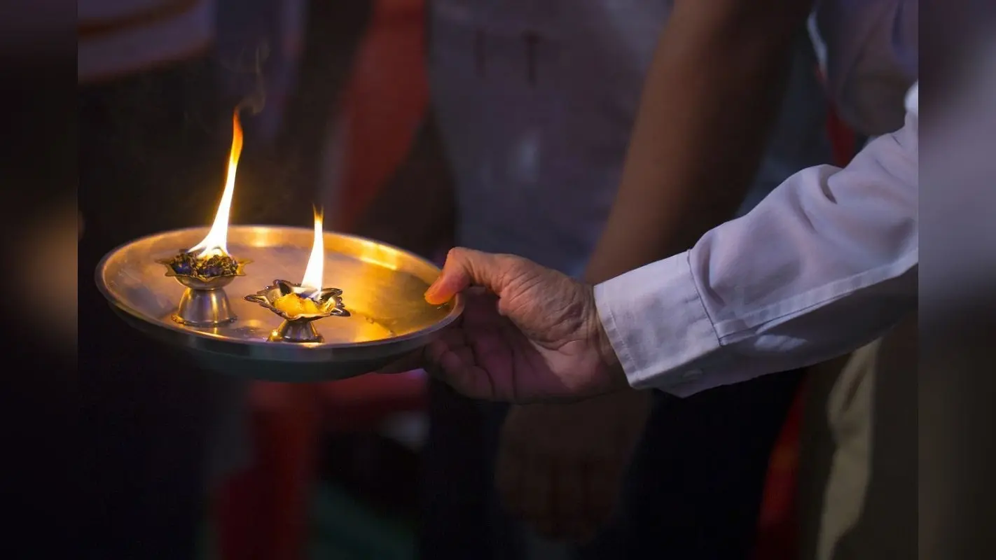 अधिकतर लोग आरती के बाद यह गलती करते हैं, धर्मशास्त्र में है इसका उल्लेख