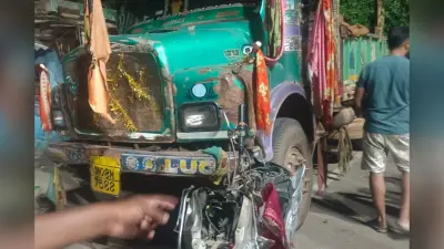 लोहरदगा: ट्रक ने स्कूटी सवार तीन भाई-बहनों को रौंदा, दो की मौके पर मौत