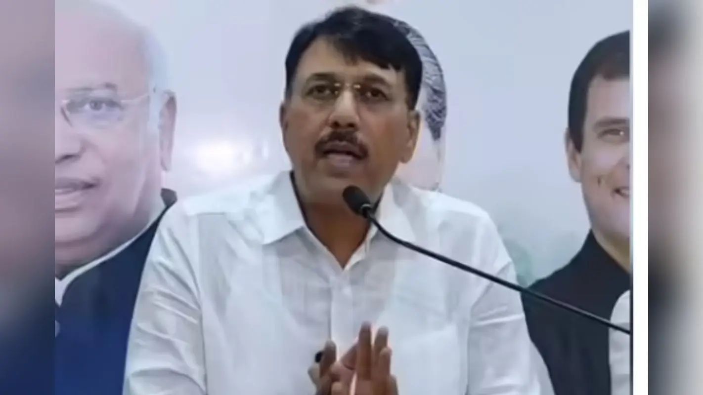 कांग्रेस ने बीजेपी पर बोला हमला, कहा- गुजरात में अंग्रेजों जैसा राज और किसानों की जमीन हड़प रही बीजेपी, ट्रैक्टर रैली से गरमाई सियासत