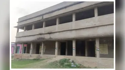 16 साल से अधूरा पड़ा स्कूल भवन, दो कमरों में पढ़ाई को मजबूर छात्र, जर्जर हो रही 26 लाख की सरकारी संपत्ति