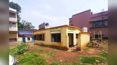 नोवामुंडी के लखन साई-2 आंगनबाड़ी केंद्र की स्थिति बदहाल, टंकी-पंखे लगे पर पानी और बिजली गायब