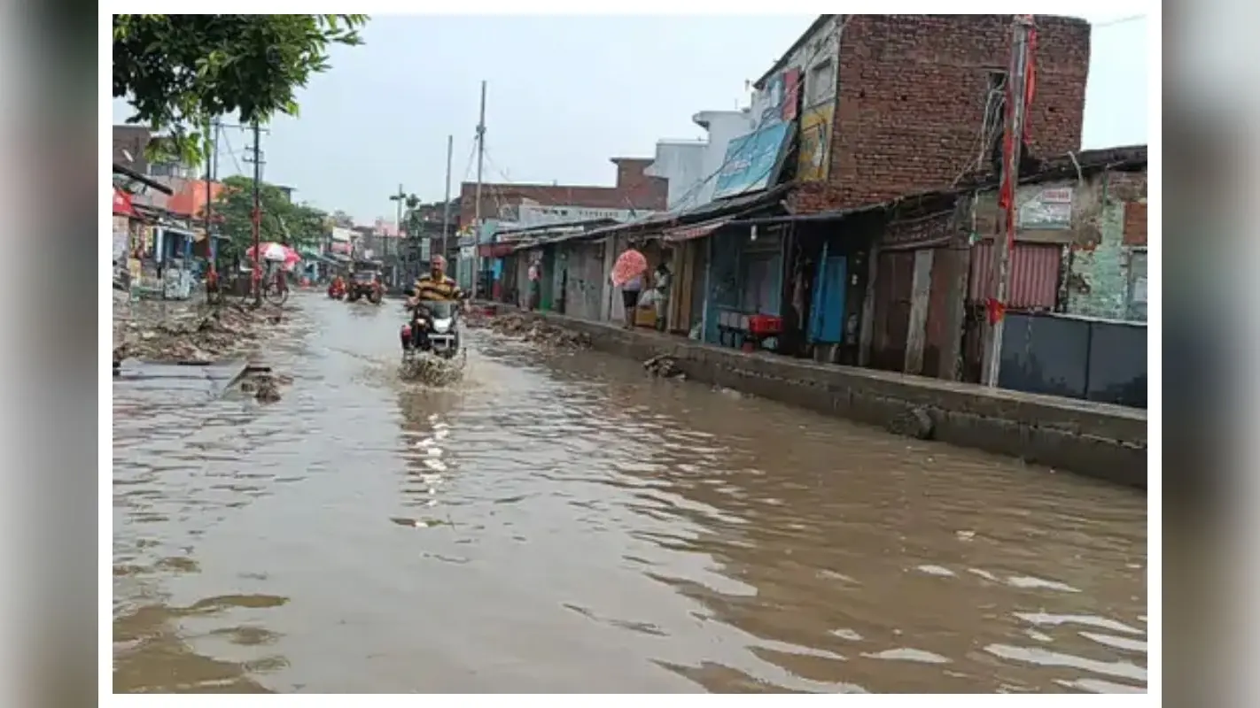 सड़क से तीन फुट ऊंचा बना नाला, बाबूबरही बाजार में बारिश के बाद सड़क पर घंटों जलजमाव