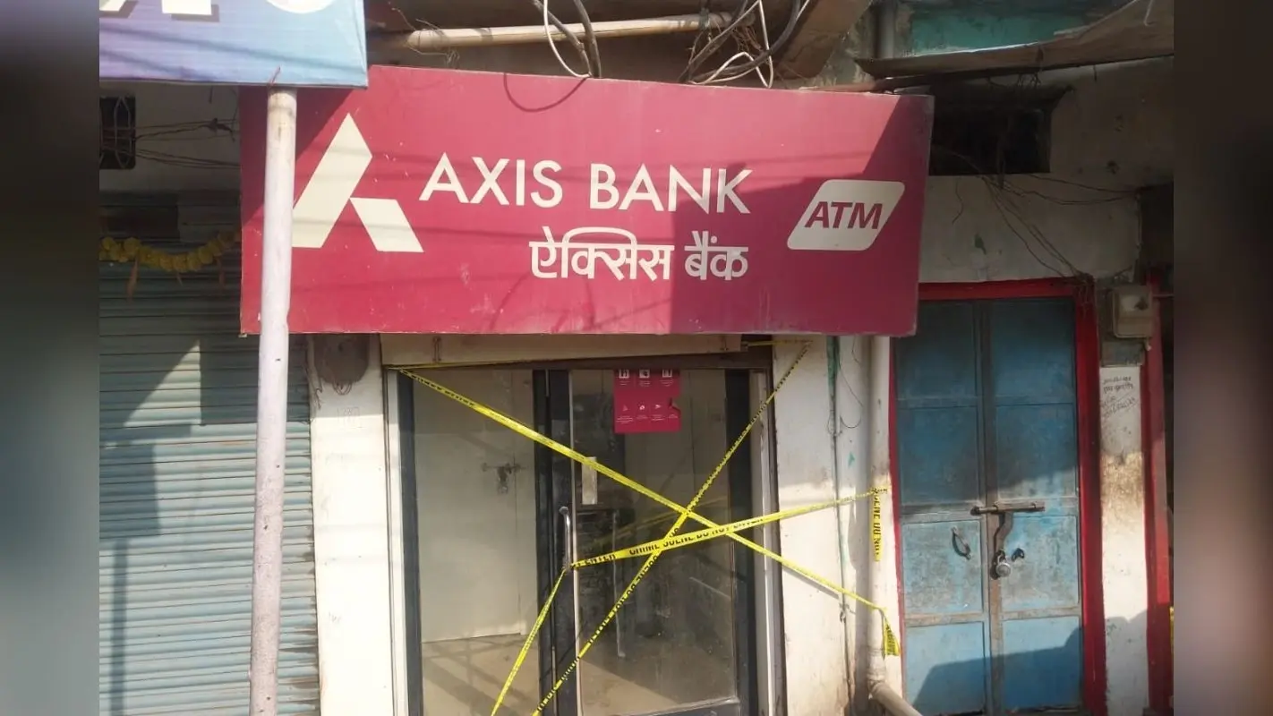 रोहतास में बोलेरो सवार 4 नकाबपोशों ने Axis बैंक एटीएम काटा, 8 मिनट में लाखों की लूट, CCTV से खुलासा