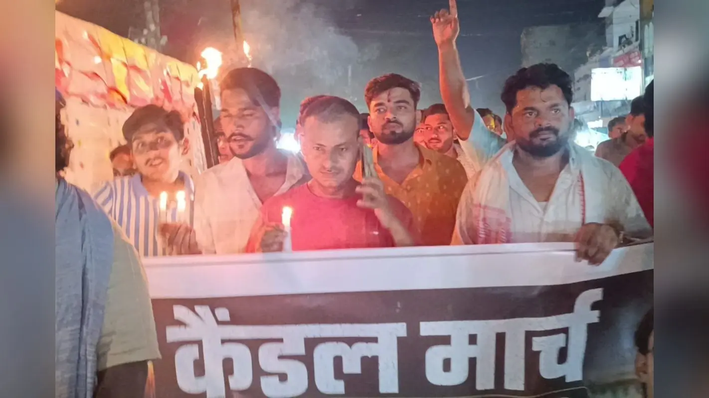 भरत तिवारी को न्याय दिलाने सड़क पर उतरे BJP नेता, सीवान में निकला कैंडिल मार्च