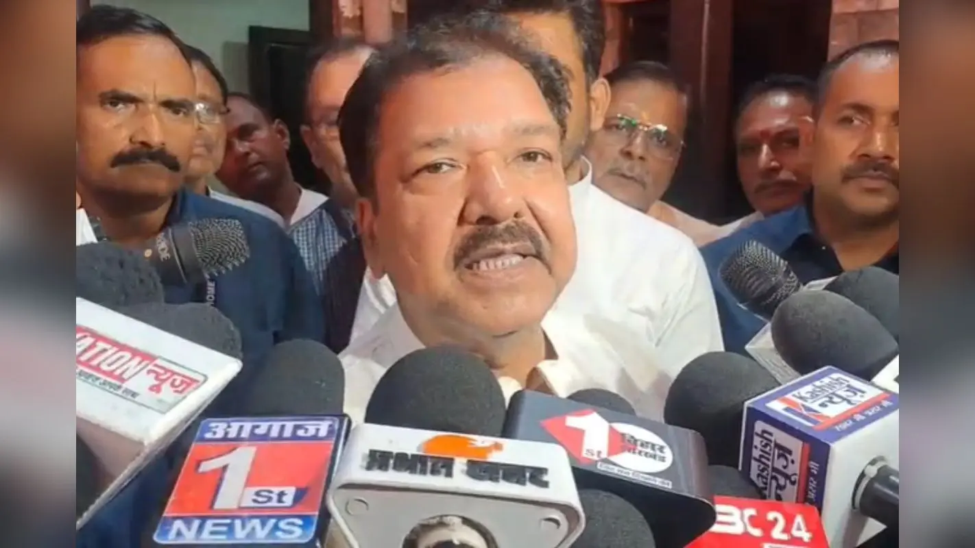 ‘भरत तिवारी के पास कैसे आया अवैध हथियार?’, मंत्री ने उठाया सवाल, सीएम-सांसद ने कैसे किया रिएक्ट?