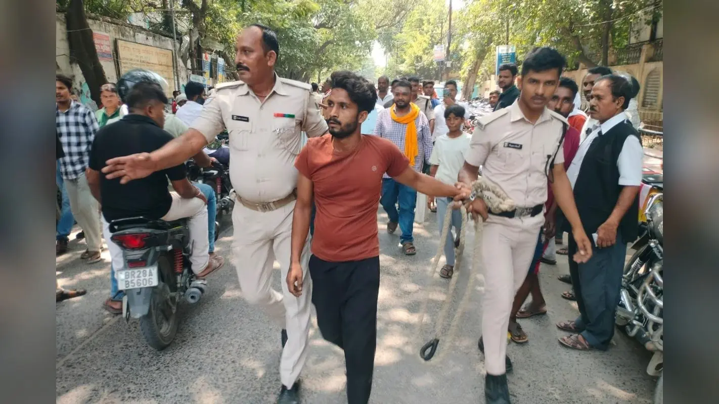 गोपालगंज कोर्ट से पेशी के दौरान पुलिस को चकमा देकर भागे दो कैदी, एक दबोचा गया, दूसरे की तलाश जारी