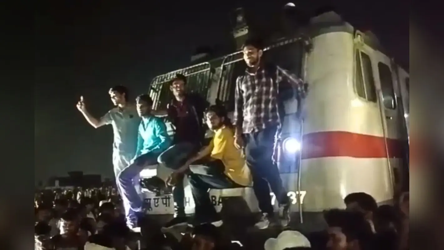 बिहार पुलिस अभ्यर्थियों ने पाटलिपुत्र स्टेशन पर क्यों किया हंगामा? ट्रेनें रोकीं, तोड़फोड़-पथराव के बाद पुलिस को करनी पड़ी हवाई फायरिंग